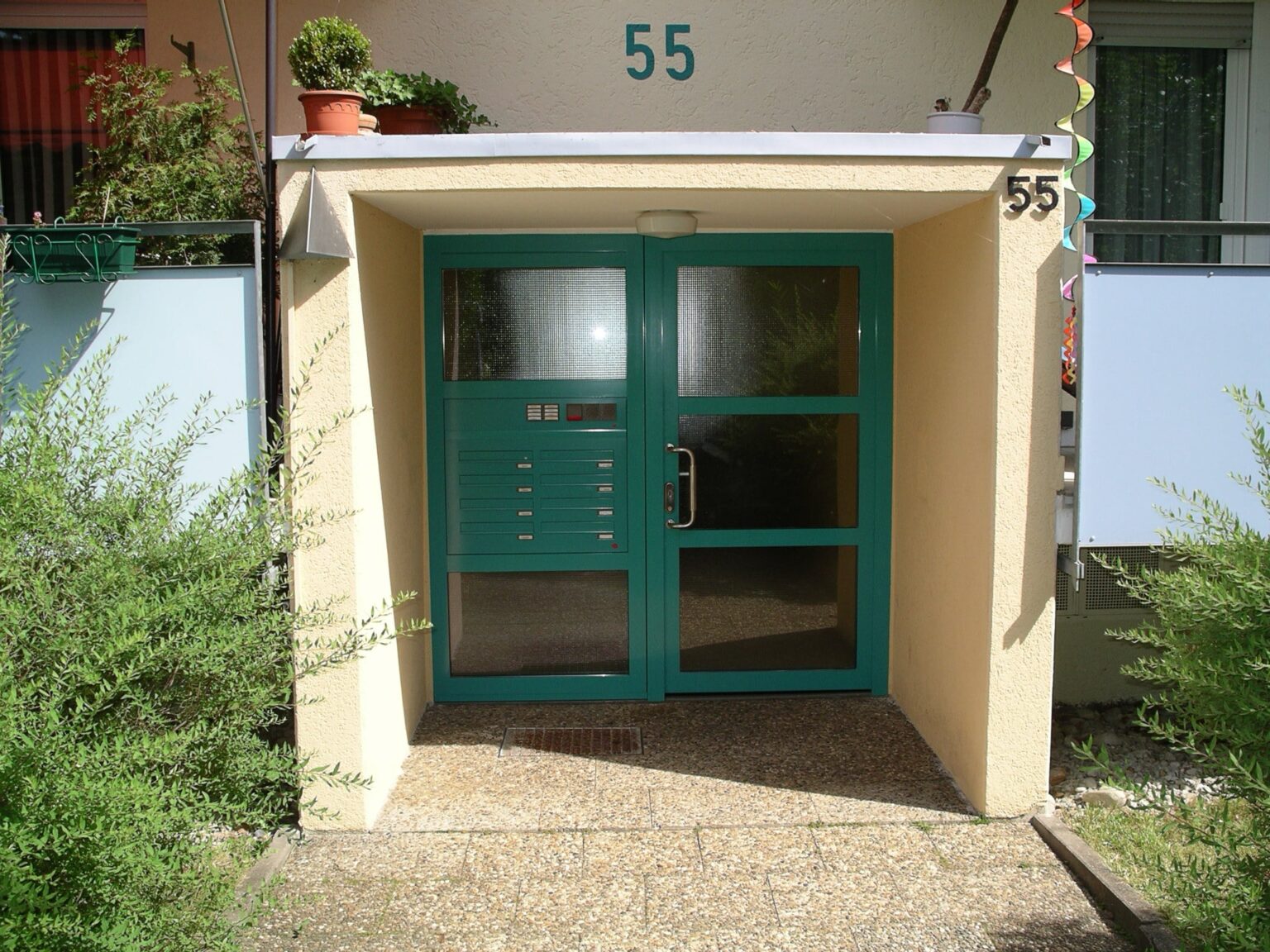 Haustüre für Mehrfamilienhaus in der Taunusstrasse in 71032 Böblingen Rauher Kapf