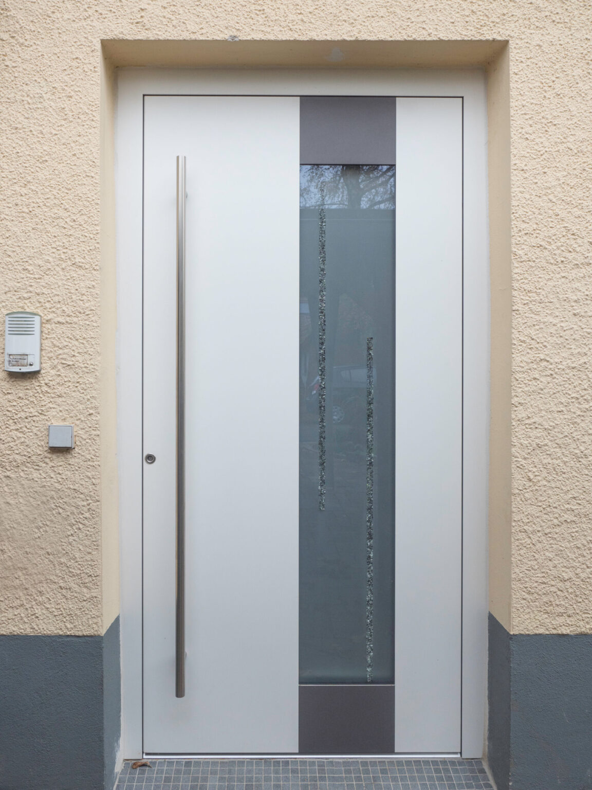 Haustüre aus Aluminium geradelinig besonders zeitlos in 71154 Nufringen Haustüre aus Aluminium geradelinig besonders zeitlos in 71154 Nufringen