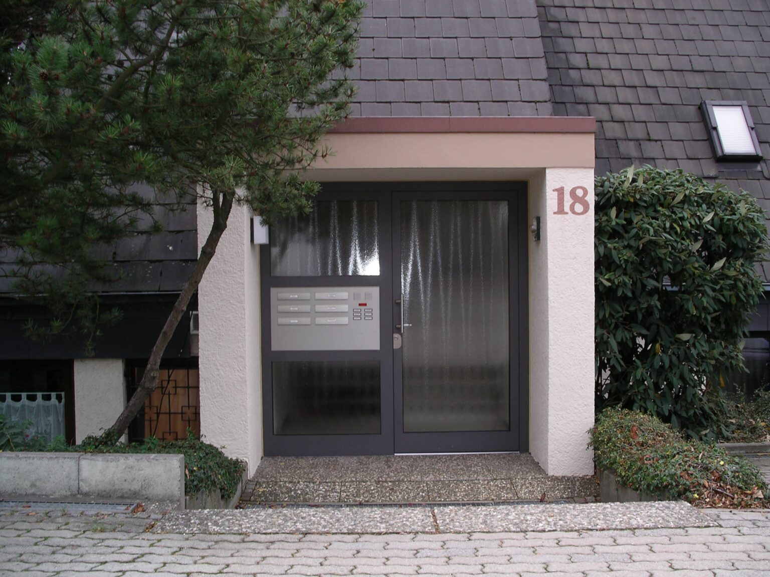 Türeanlage mit Briefkasten in 71229 Leonberg Burghalde