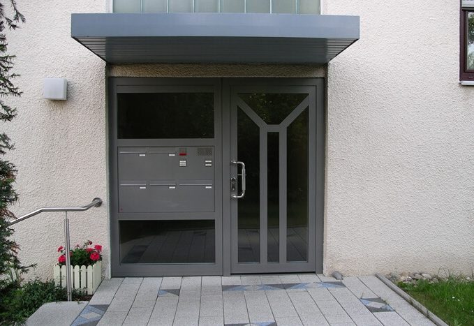 Haustür mit Briefkasten und Seitenteil in 71101 Schönaich