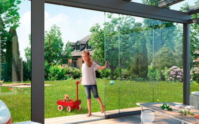 Wind- und Wetterschutz auf Ihrer Terrasse durch ein Dach und Schiebeelemente aus Glas