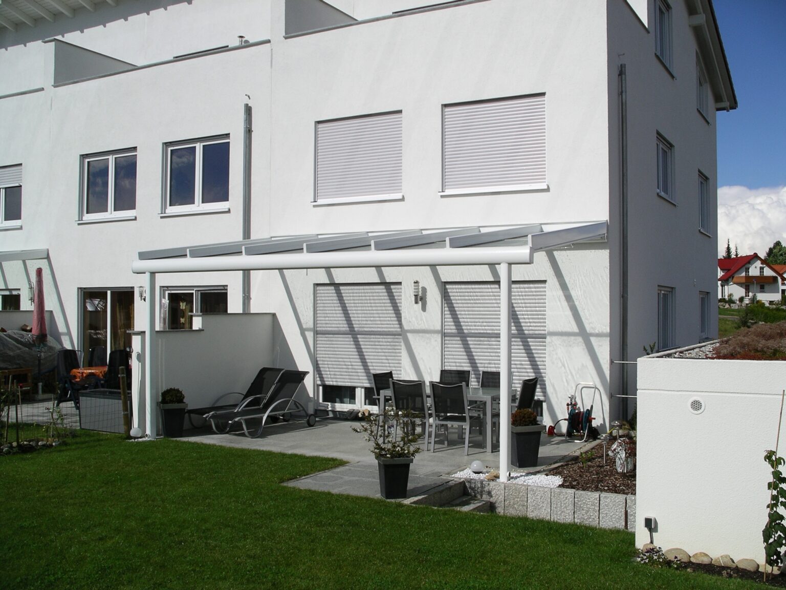 Terrassendach in weiß für Reiheneckhaus Terrassendach in 71088 Holzgerlingen